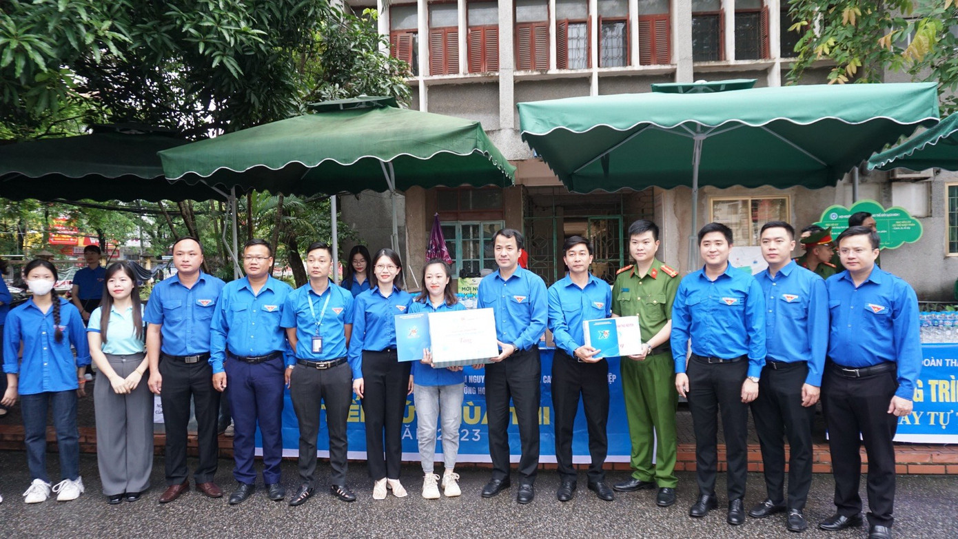 Bí thư T.Ư Đoàn tặng quà các đội hình tình nguyện Tiếp sức mùa thi tại Thái Nguyên Bí thư T.Ư Đoàn tặng quà các đội hình tình nguyện Tiếp sức mùa thi tại Thái Nguyên