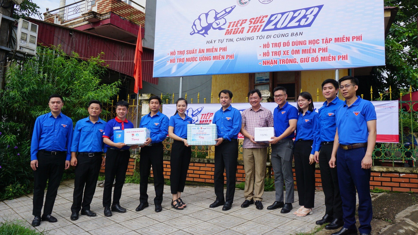 Bí thư T.Ư Đoàn tặng quà các đội hình tình nguyện Tiếp sức mùa thi tại Thái Nguyên Bí thư T.Ư Đoàn tặng quà các đội hình tình nguyện Tiếp sức mùa thi tại Thái Nguyên
