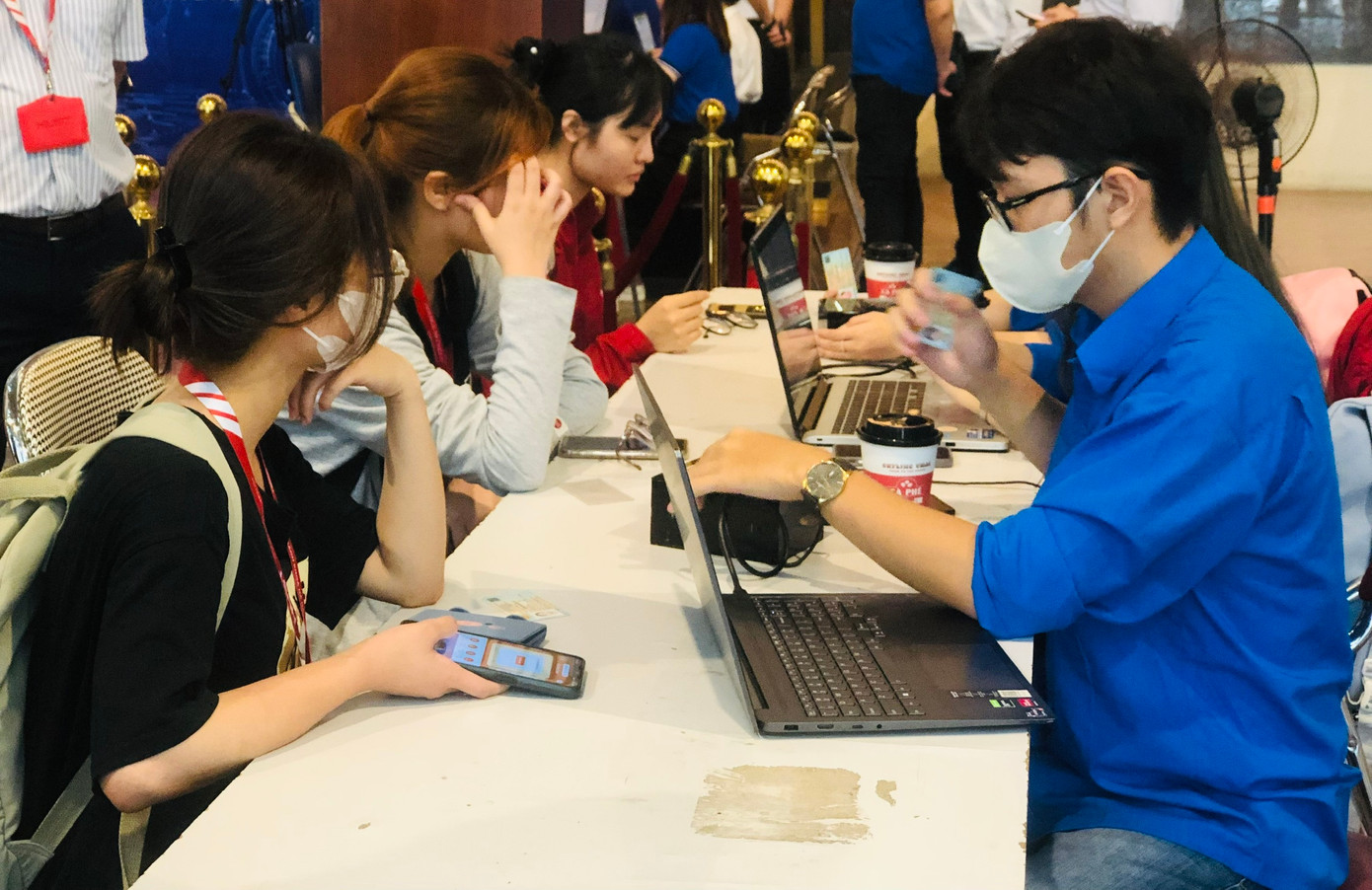 Đoàn viên, thanh niên tham gia tuyên truyền, hướng dẫn cài đặt sử dụng ứng dụng VNeID. Đoàn viên, thanh niên tham gia tuyên truyền, hướng dẫn cài đặt sử dụng ứng dụng VNeID.