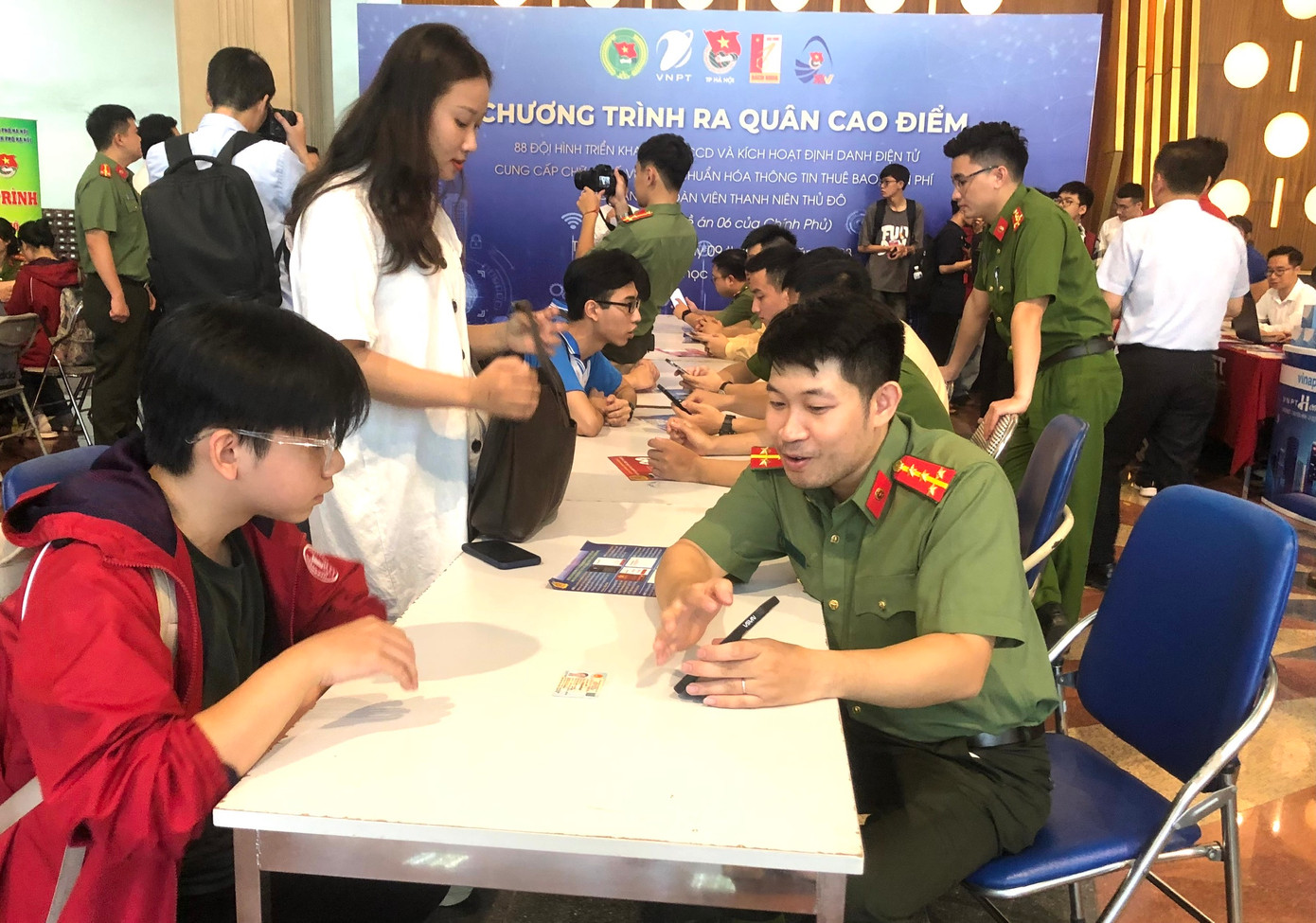 Công an TP Hà Nội hỗ trợ sinh viên ĐH Bách khoa Hà Nội kích hoạt định danh điện tử. Ảnh: Lưu Trinh