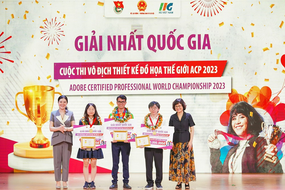 Ban tổ chức trao giải cho 3 Nhà vô địch của cuộc thi Vô địch thiết kế đồ họa thế giới ACP