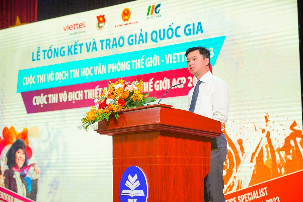 Anh Nguyễn Minh Triết, Bí thư T.Ư Đoàn, Chủ tịch T.Ư Hội SVVN phát biểu tại buổi lễ