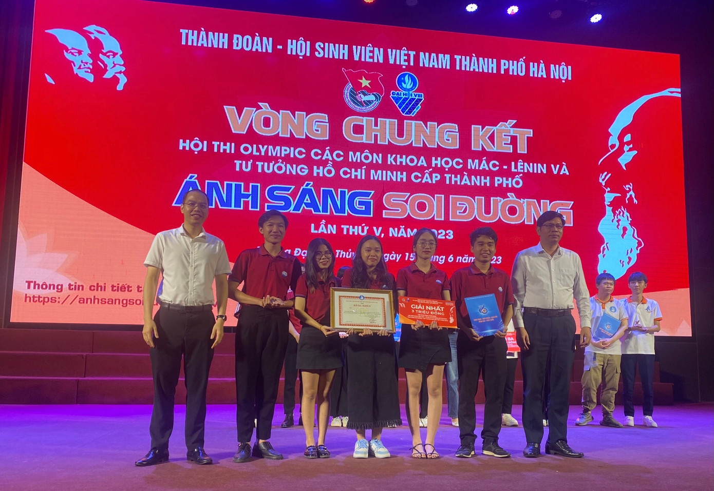 Ban tổ chức trao giải Nhất cho Trường Đại học Thủy lợi Ban tổ chức trao giải Nhất cho Trường Đại học Thủy lợi