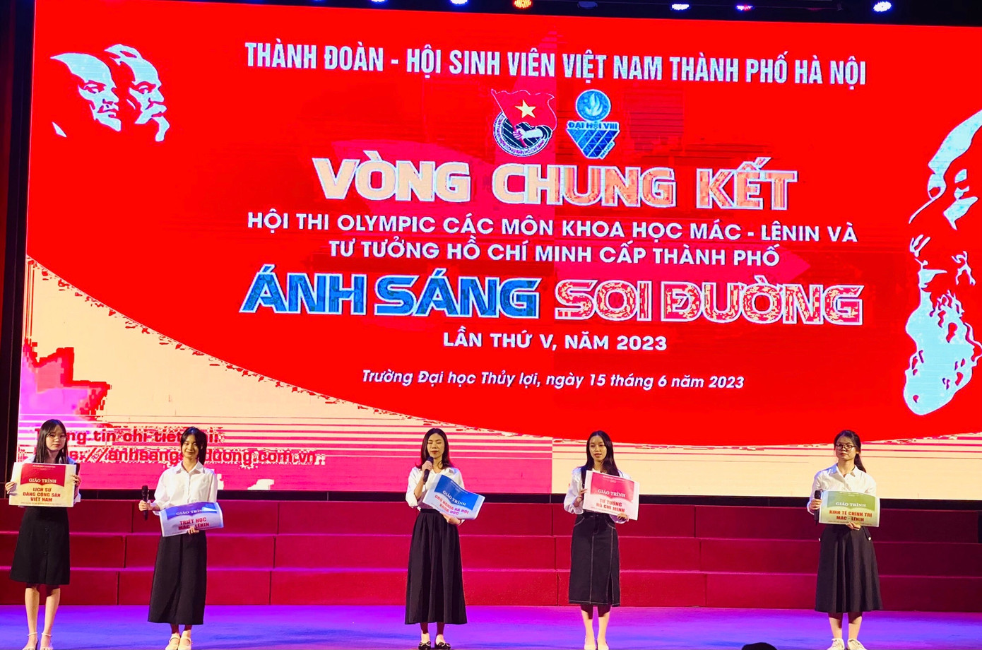 Các đội thể hiện phần thi tại đêm chung kết Các đội thể hiện phần thi tại đêm chung kết