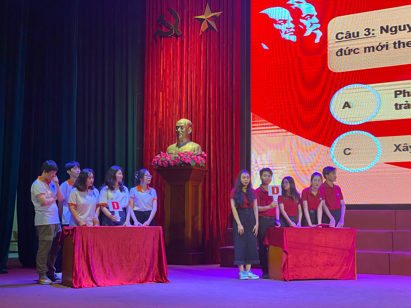 Sinh viên Trường Đại học Thủy Lợi (bên phải) tranh tài tại đêm chung kết Sinh viên Trường Đại học Thủy Lợi (bên phải) tranh tài tại đêm chung kết