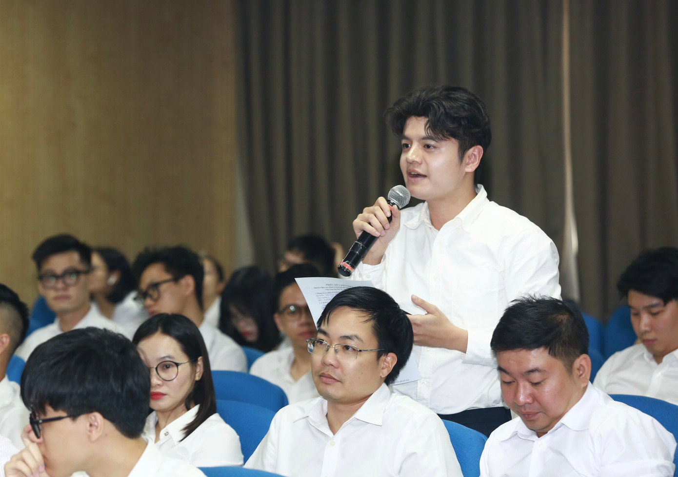 Anh Trần Ngọc Anh, Chủ tịch Hội Sinh viên Đại học Mở Hà Nội trao đổi tại hội nghị. Ảnh: Bảo Anh