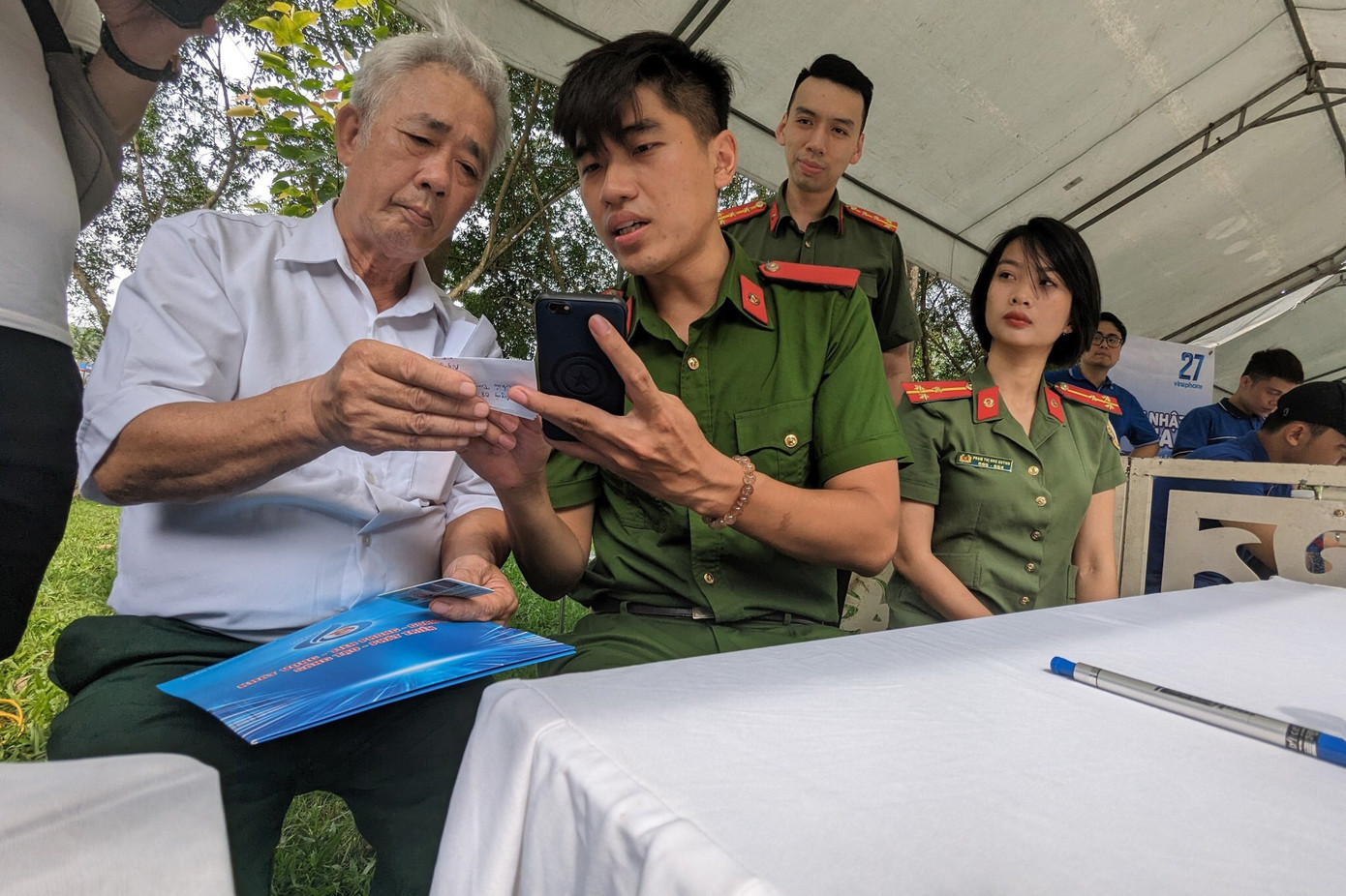 Thanh niên Công an Hà Nội hỗ trợ người dân cài đặt định danh điện tử