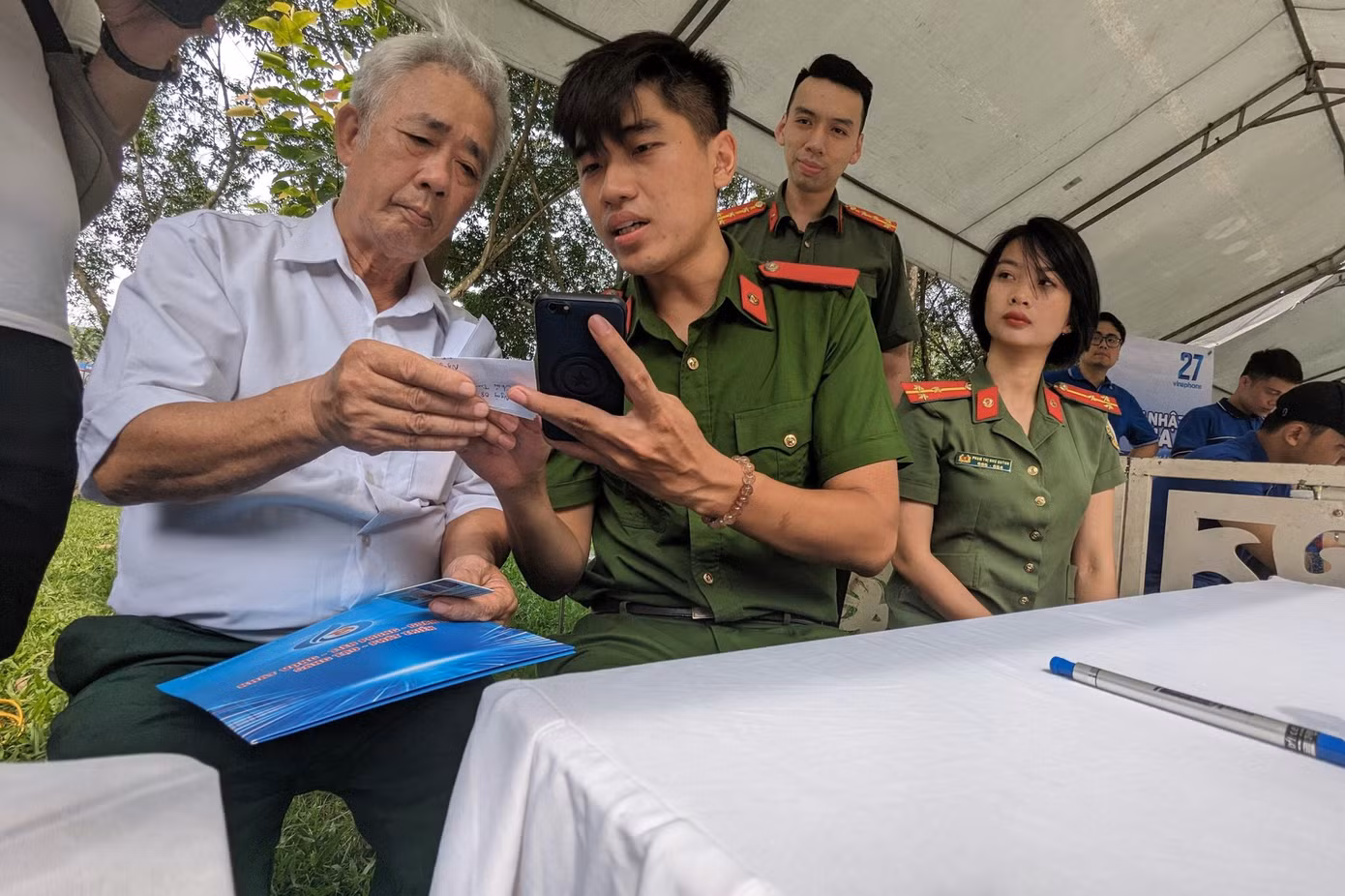 Thanh niên Công an Hà Nội hỗ trợ người dân cài đặt định danh điện tử Thanh niên Công an Hà Nội hỗ trợ người dân cài đặt định danh điện tử