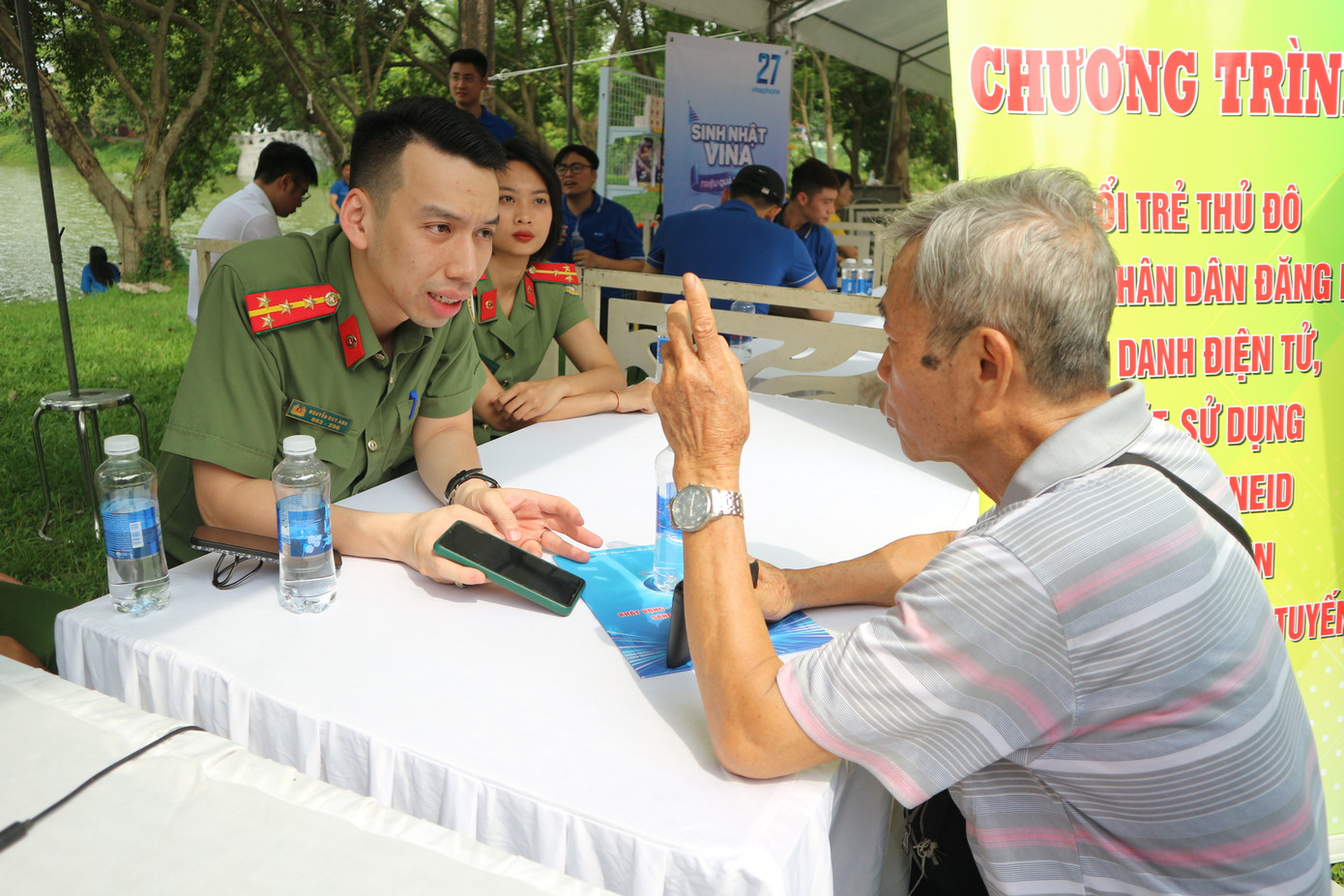 Thanh niên Công an TP Hà Nội hỗ trợ người dân kích hoạt định danh điện tử; cài đặt, sử dụng ứng dụng VneID