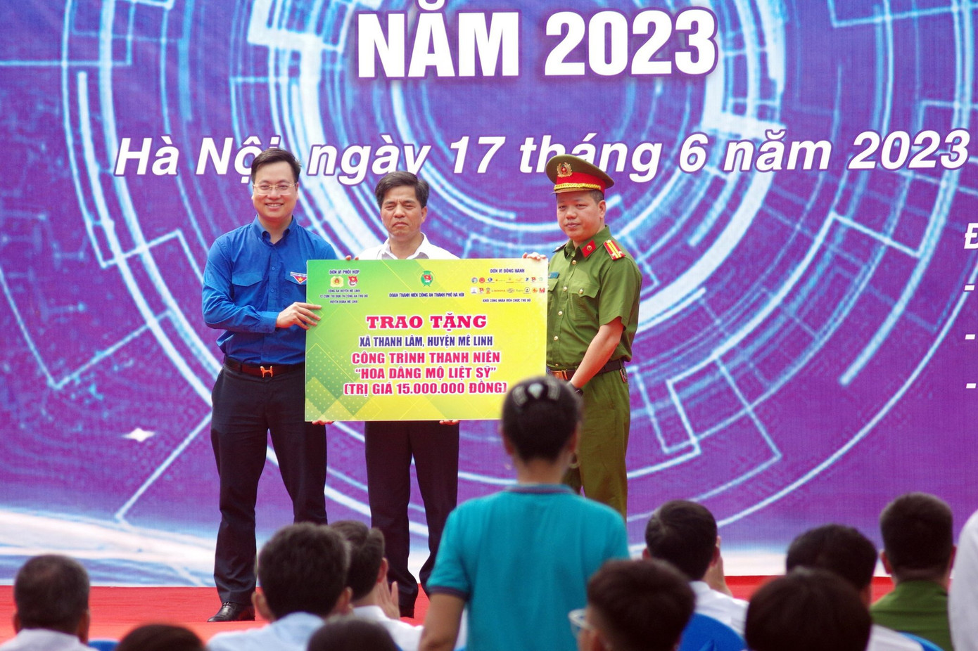 Những phần quà, công trình ý nghĩa được trao tại lễ ra quân Chiến dịch "Kỳ nghỉ hồng" và "Hành quân xanh"