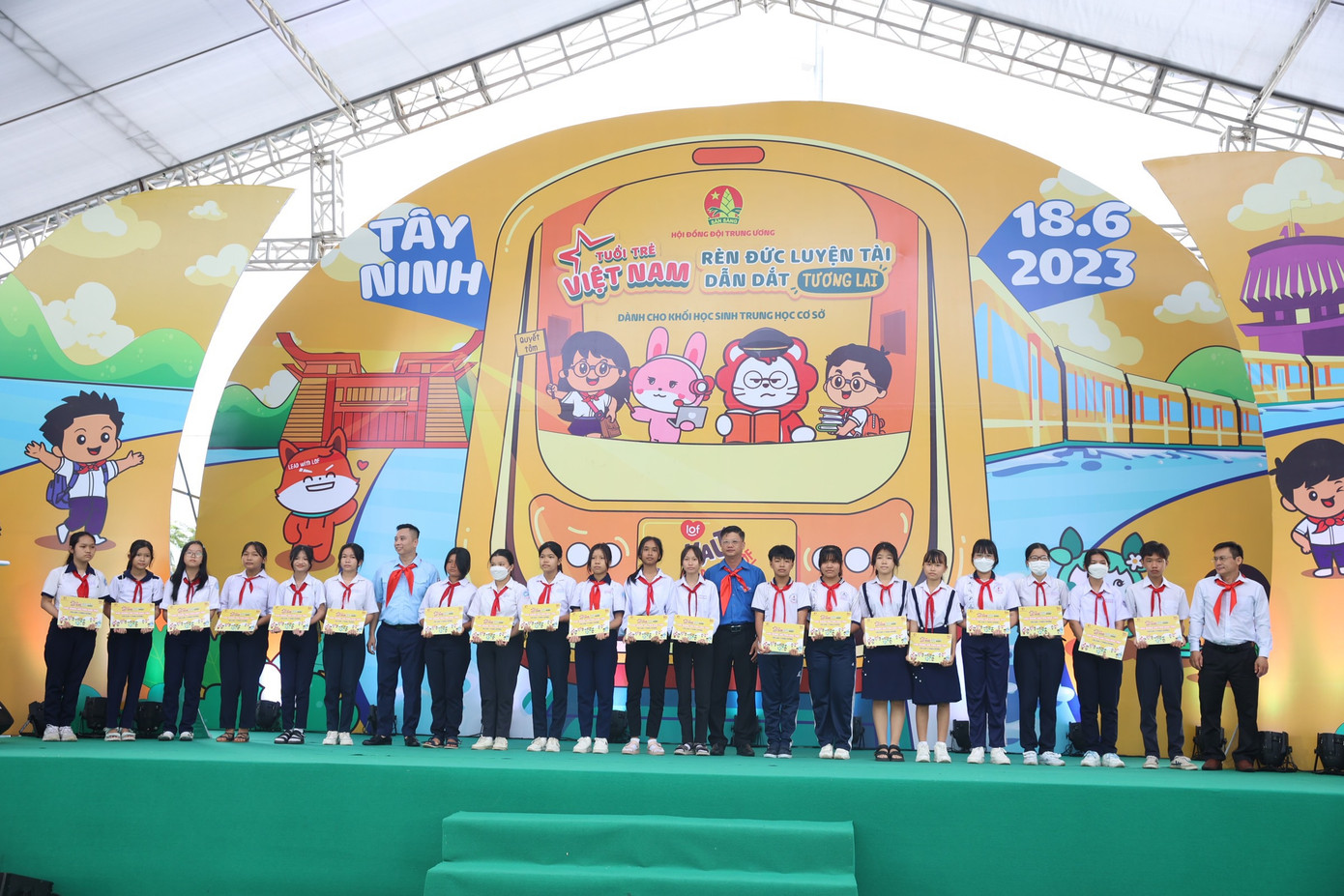 Trao học bổng cho các em thiếu nhi có hoàn cảnh khó khăn của tỉnh Tây Ninh Trao học bổng cho các em thiếu nhi có hoàn cảnh khó khăn của tỉnh Tây Ninh