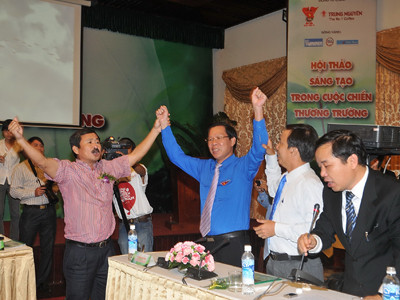 Bí thư thường trực T.Ư Đoàn Phan Văn Mãi (đeo kính) cùng các đại biểu tham dự Ngày hội Sáng tạo vì khát vọng Việt. Ảnh: D.Đ.M