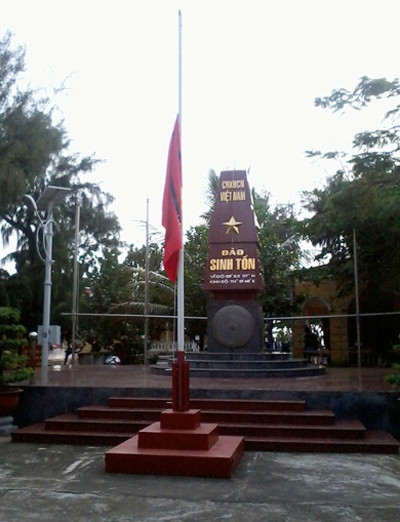 Cờ rủ được treo ở đảo Sinh Tồn. Ảnh: T.S