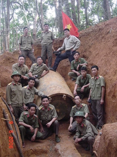 Các chiến sỹ công binh không ngại hiểm nguy để rà phá bom mìn. Ảnh: Trần Lam