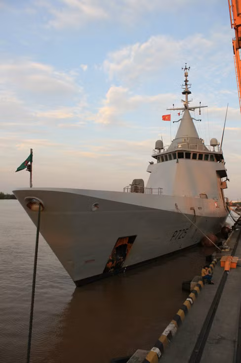 Tuần dương hạm L’Adroit tại Hải Phòng. Ảnh: Phạm Duẩn