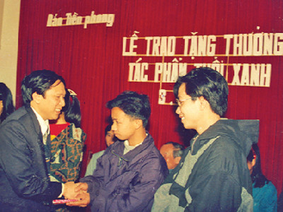 Trao giải Tác phẩm Tuổi xanh năm 1998. Ảnh: Phạm Yên