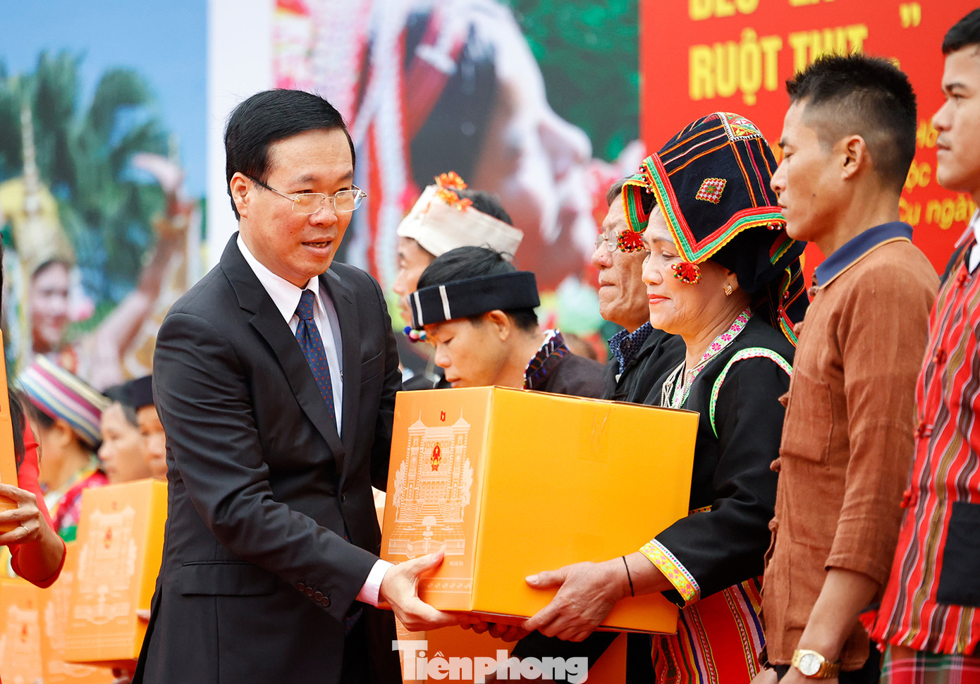Chủ tịch nước Võ Văn Thưởng tặng quà cho đại diện đồng bào các dân tộc đang sinh sống tại Làng Văn hóa, du lịch các dân tộc Việt Nam.