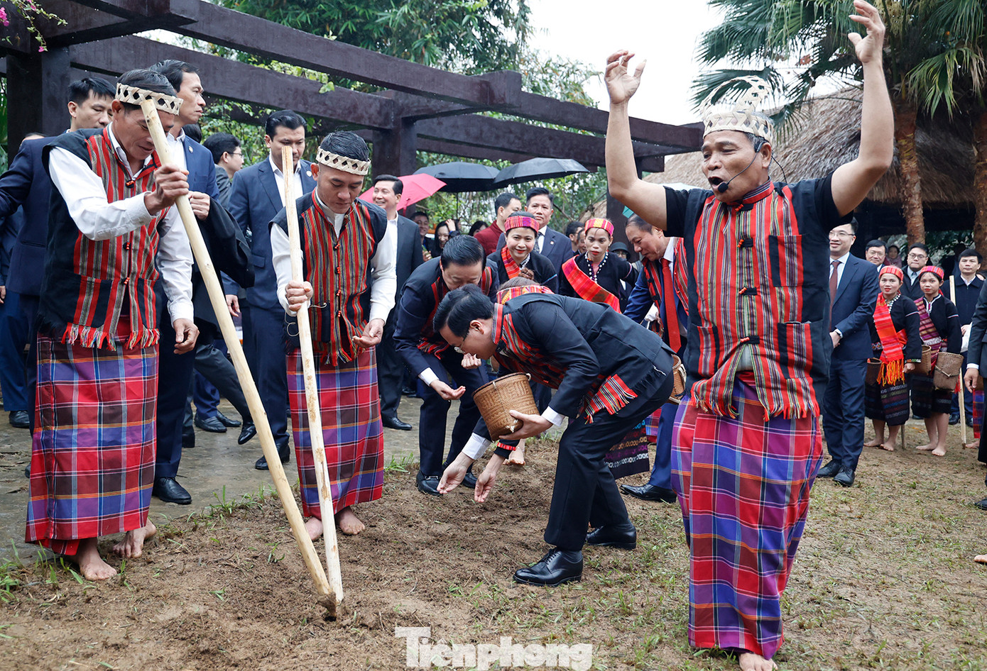 Chủ tịch nước Võ Văn Thưởng tham dự Lễ hội trỉa lúa của đồng bào dân tộc Bru-Vân Kiều.