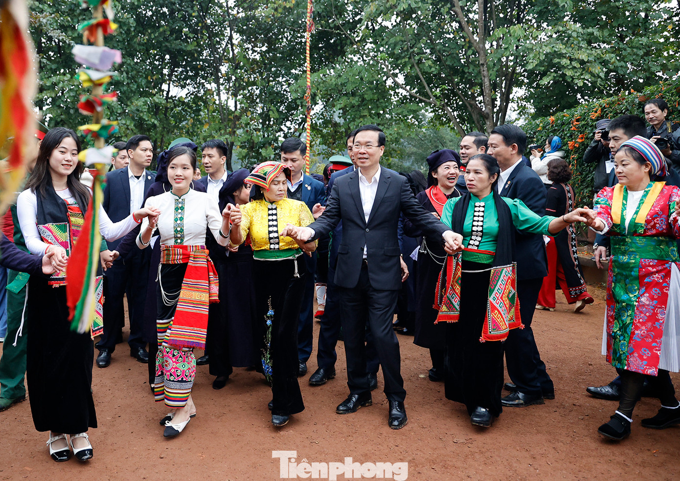 Chủ tịch nước tham gia điệu xòe vui cùng đồng bào các dân tộc.