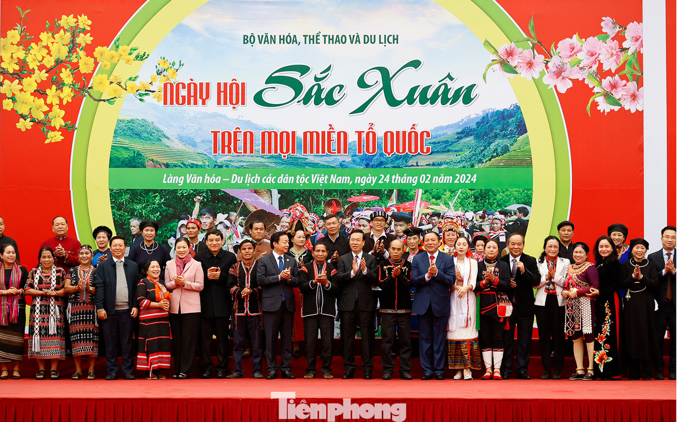 Chủ tịch nước Võ Văn Thưởng và các đại biểu với đại diện đồng bào các dân tộc Việt Nam.