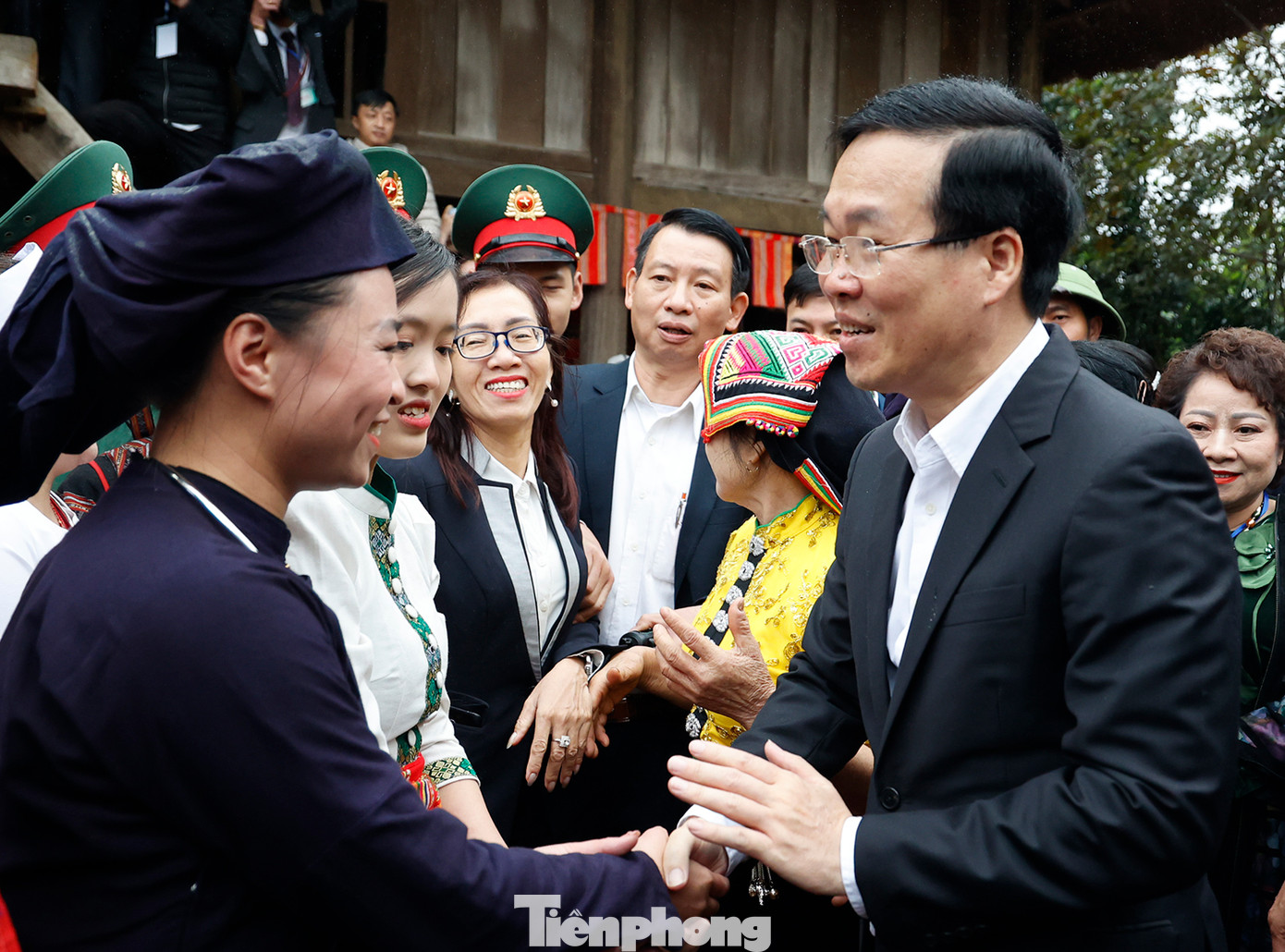 Chủ tịch nước thăm Làng dân tộc Thái.