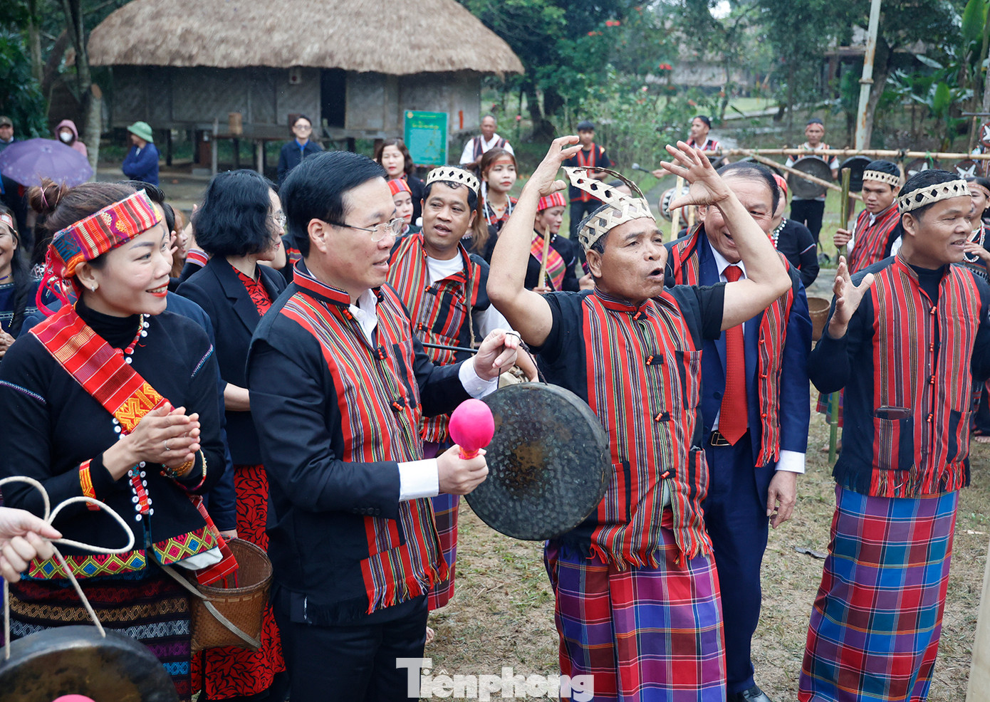 Chủ tịch nước Võ Văn Thưởng mặc trang phục của đồng bào dân tộc.
