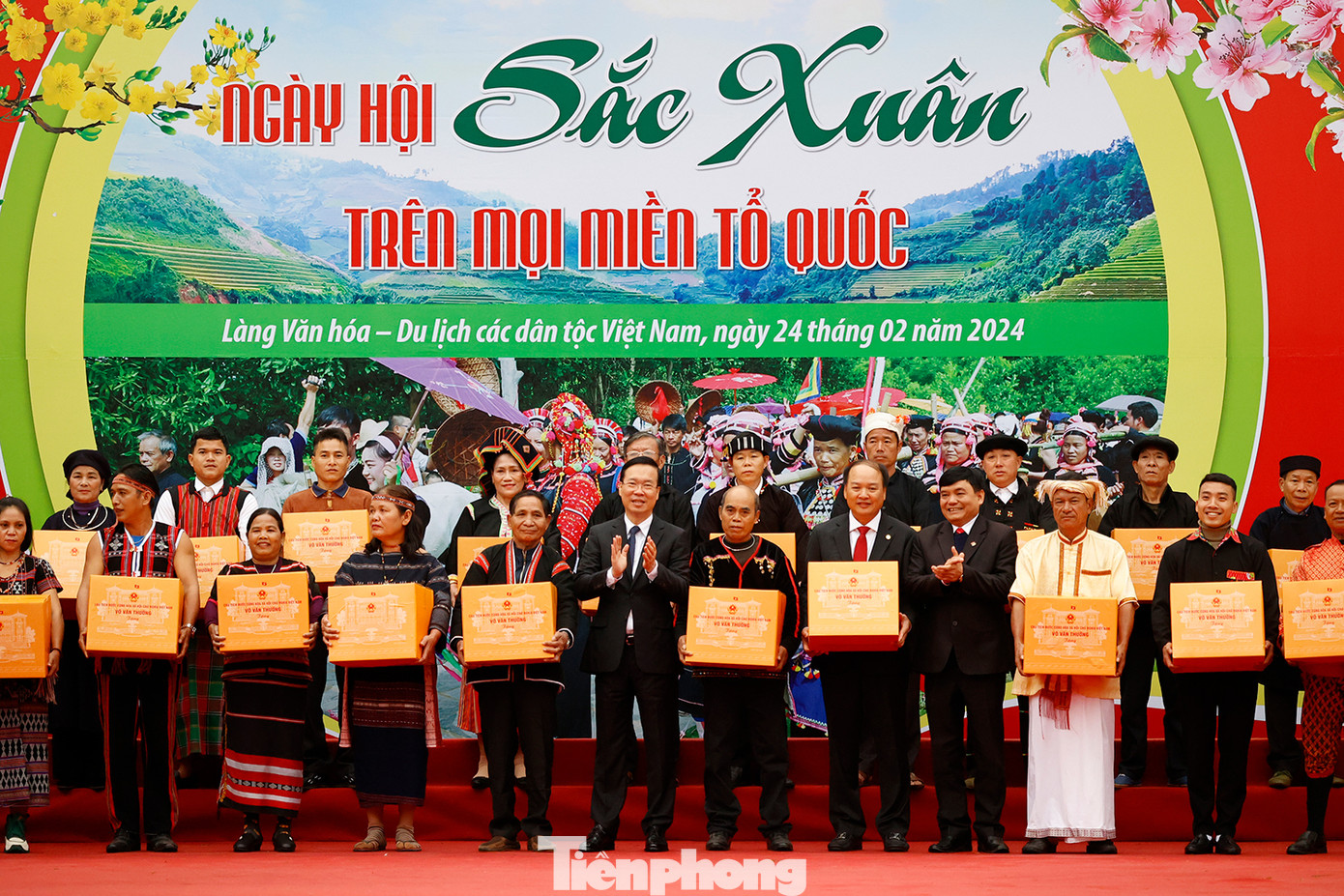 Thăm hỏi đông đảo đồng bào các dân tộc đang sinh sống tại Làng Văn hóa, du lịch các dân tộc Việt Nam, Chủ tịch nước Võ Văn Thưởng Chúc đồng bào một năm mới mạnh khỏe, an khang, thịnh vượng.