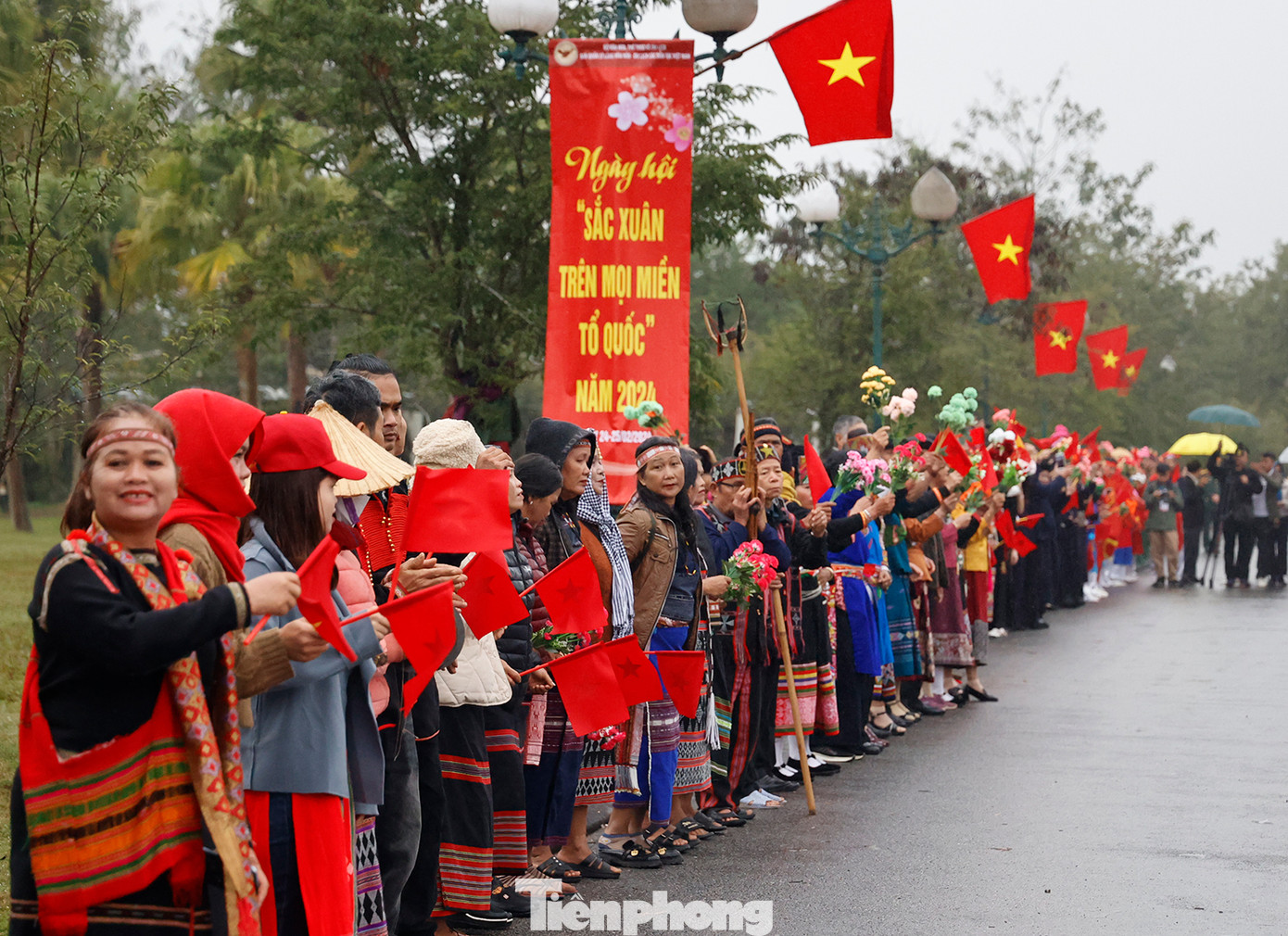 Đồng bào các dân tộc vẫy cờ hoa chúc mừng các đại biểu tham dự ngày hội.