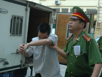 Hoài được đưa xuống xe....