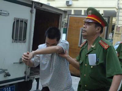 Hoài được đưa xuống xe....