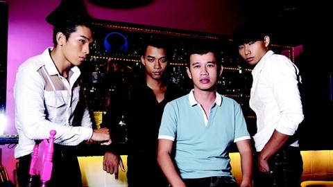 Ông bầu Phúc Nguyễn (áo xanh). Ông bầu Phúc Nguyễn (áo xanh)