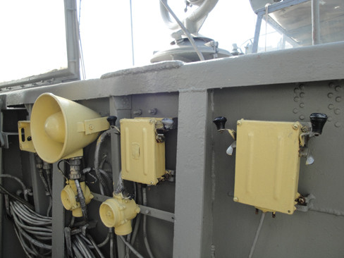 Bên trong tàu chiến, nhiều thiết bị cũ kỹ vẫn hoạt động dù hầu hết hệ thống trang bị vũ khí...đã được Hải quân Việt Nam thay mới