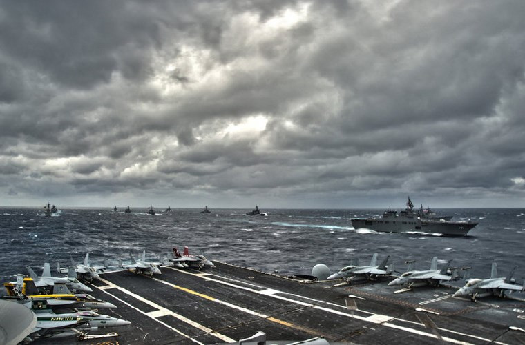 Tàu sân bay Washington đã xếp toàn bộ đội hình tiêm kích hạm F/A-18E/F, máy bay cảnh báo sớm lên boong biểu dương sức mạnh hải quân