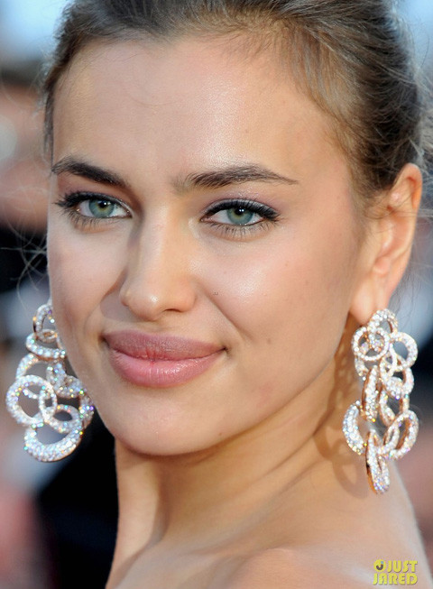 Siêu mẫu trang điểm và làm tóc rất đơn giản, tự nhiên nhưng vẫn nổi bật và quyến rũ