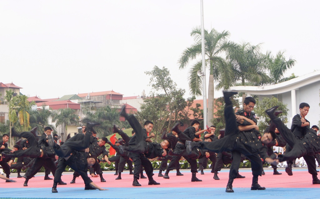 Chiến sĩ Bộ Tư lệnh Cảnh sát cơ động với bài liên quyền