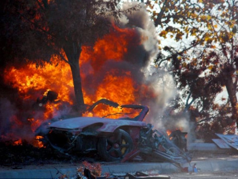 Không lâu sau đó, chiếc xe mất lái ở tốc độ cao, đâm vào gốc cây và cháy rụi khiến cả Paul Walker và Roger Rodas tử nạn