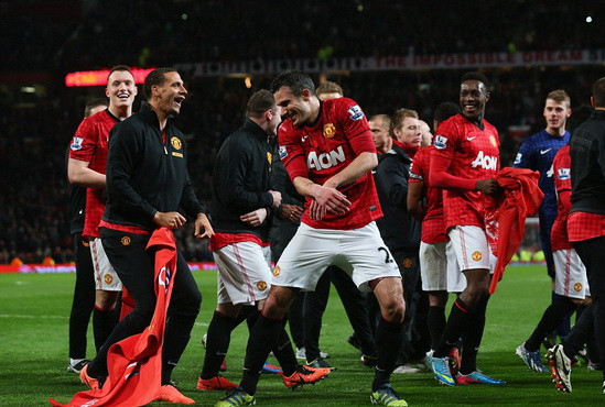 Phút ngẫu hứng của van Persie với điệu Gangnam Style