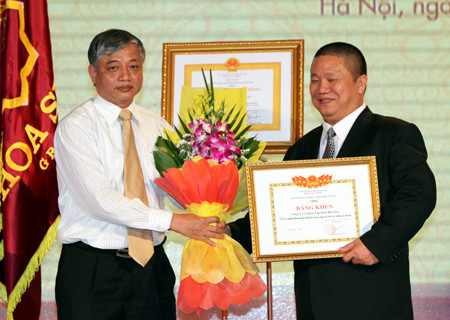 Ông Lê Phước Vũ nhận Bằng khen Vì sự nghiệp bảo vệ và chăm sóc trẻ em của Bộ LĐTB&XH