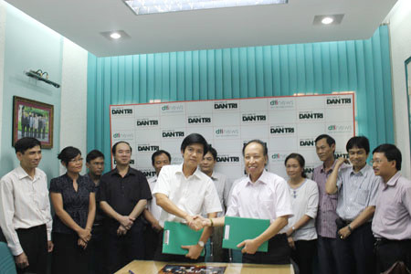 Tổng Biên tập Báo Tiền Phong Đoàn Công Huynh ký thỏa thuận hợp tác trao đổi thông tin với Tổng Biên tập Báo điện tử Dân trí Phạm Huy Hoàn