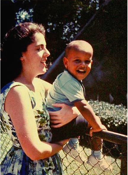 Cậu bé Obama trong vòng tay của mẹ, bà Ann Dunham