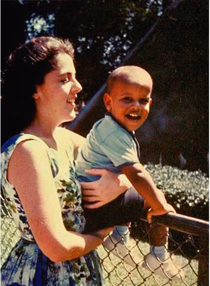 Cậu bé Obama trong vòng tay của mẹ, bà Ann Dunham