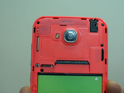 Dưới nắp lưng máy là 2 khe cắm SIM và 1 khe cắm thẻ nhớ