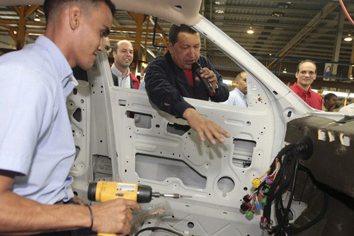 Tổng thống Venezuela Hugo Chavez thăm quan nhà máy ô tô Venirauto, liên doanh với hãng xe Iran Khodro tại Maracay, cách thủ đô Caracas khoảng hơn 100 km về phía tây, hôm 15-6-2010. Ảnh Reuters