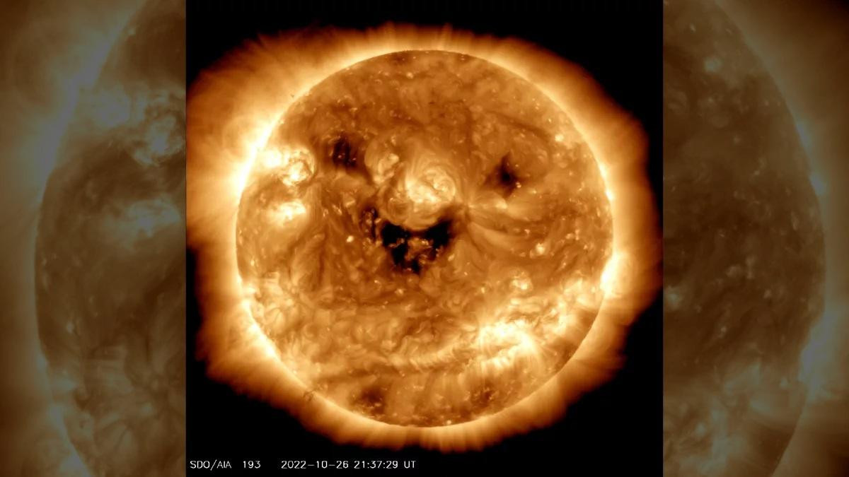 Ba lỗ tròn tối làm cho mặt trời trông như thể đang mỉm cười trong hình ảnh vệ tinh này. Ba lỗ tròn tối làm cho mặt trời trông như thể đang mỉm cười trong hình ảnh vệ tinh này.