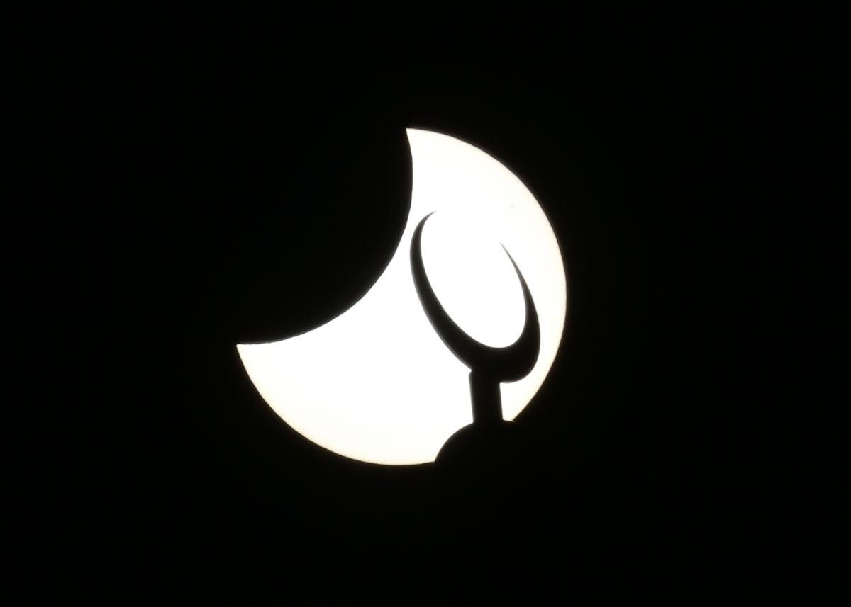 Nhiếp ảnh gia Evrim Aydin cũng đã chụp được hình bóng ma quái của vật trang trí mặt trăng lưỡi liềm trên đỉnh một nhà thờ Hồi giáo ở Ankara, Thổ Nhĩ Kỳ, với hình nền là mặt trời lu mờ. Nhiếp ảnh gia Evrim Aydin cũng đã chụp được hình bóng ma quái của vật trang trí mặt trăng lưỡi liềm trên đỉnh một nhà thờ Hồi giáo ở Ankara, Thổ Nhĩ Kỳ, với hình nền là mặt trời lu mờ.