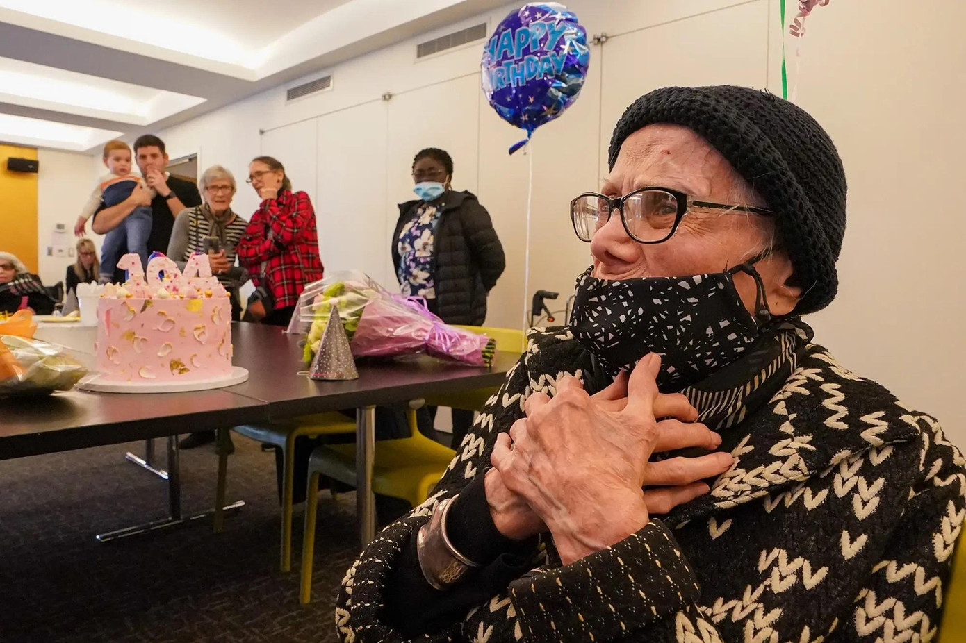 Bà Elaine Terry tổ chức sinh nhật 104 tuổi với sự tham dự của bạn bè và gia đình.