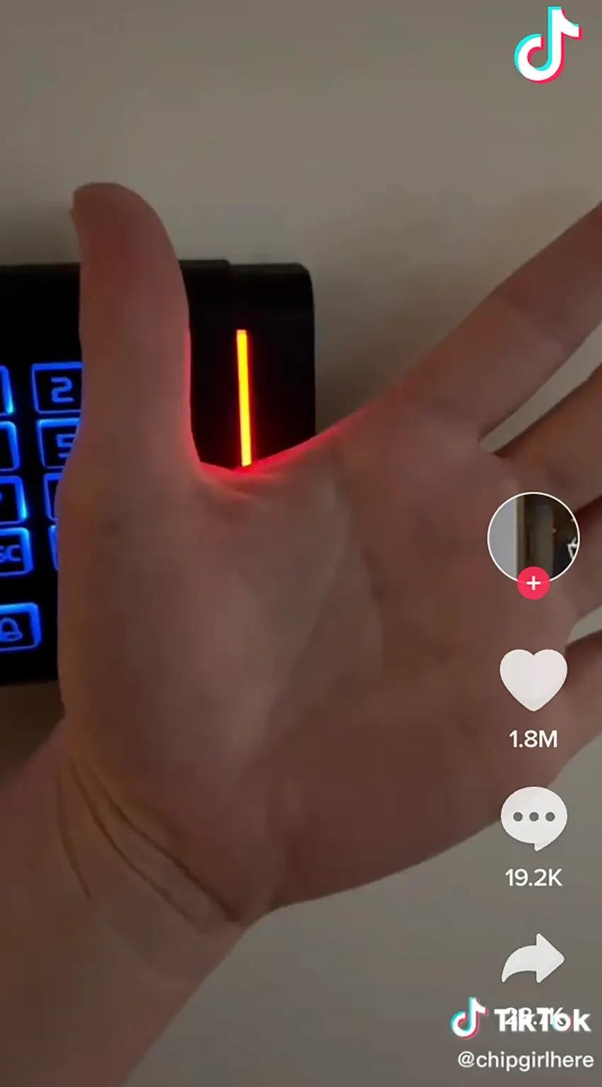 Con chip vi mạch điện tử đã được cấy vào bàn tay để mở mọi khóa trong nhà. Con chip vi mạch điện tử đã được cấy vào bàn tay để mở mọi khóa trong nhà.