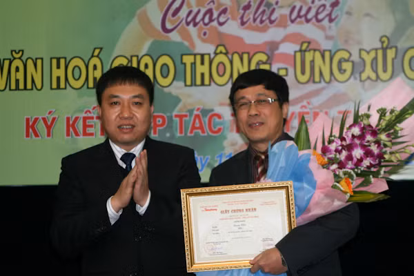 Bí thư T.Ư Đoàn TNCS Hồ Chí Minh Nguyễn Mạnh Dũng trao giải nhì cho tác giả Trung Hiền. Ảnh: Minh Đức