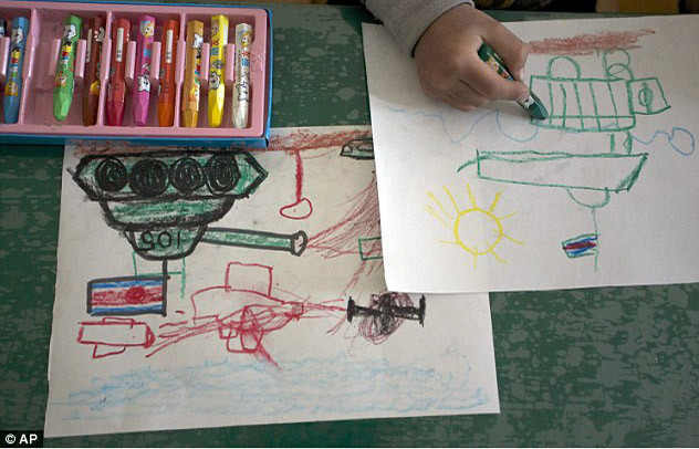 Hầu hết các bức vẽ của học sinh đều có chủ đề về chiến tranh và lính Mỹ