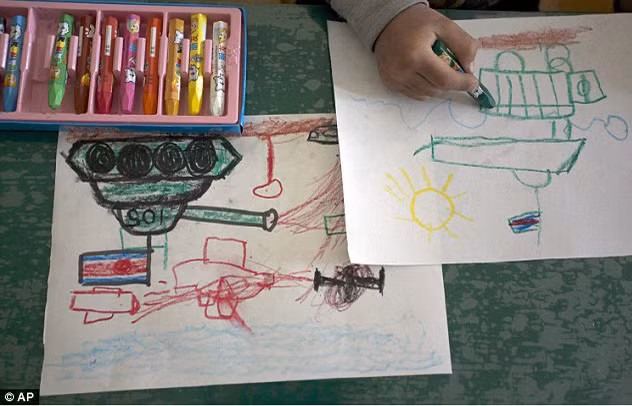 Hầu hết các bức vẽ của học sinh đều có chủ đề về chiến tranh và lính Mỹ